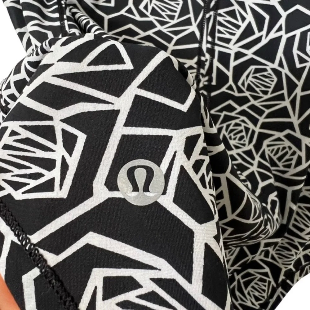 Lululemon RARE women's Posey black & white the sculp activewear tank size 8